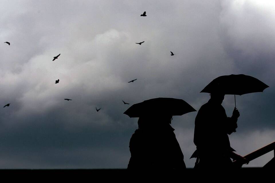 Passanten mit Regenschirmen