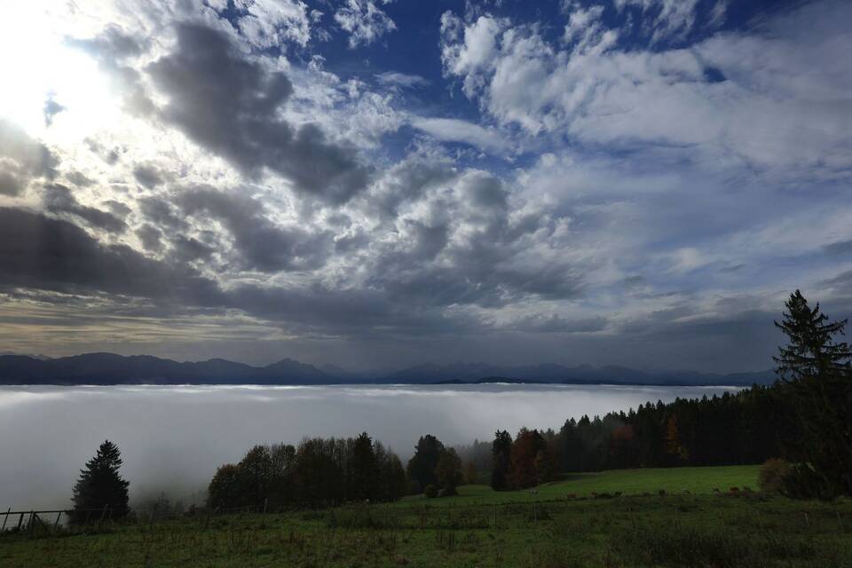 Sonne in den Bergen und Nebel im Tal - Wetter Sonne in den Bergen und Nebel im Tal - Wetter