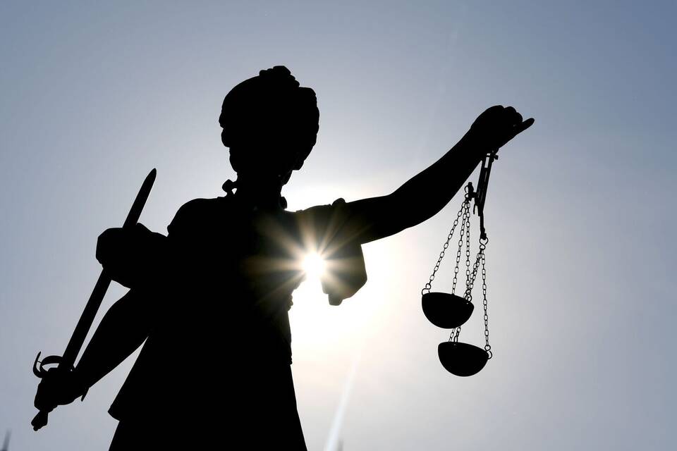 Justizia im Gegenlicht Justizia im Gegenlicht