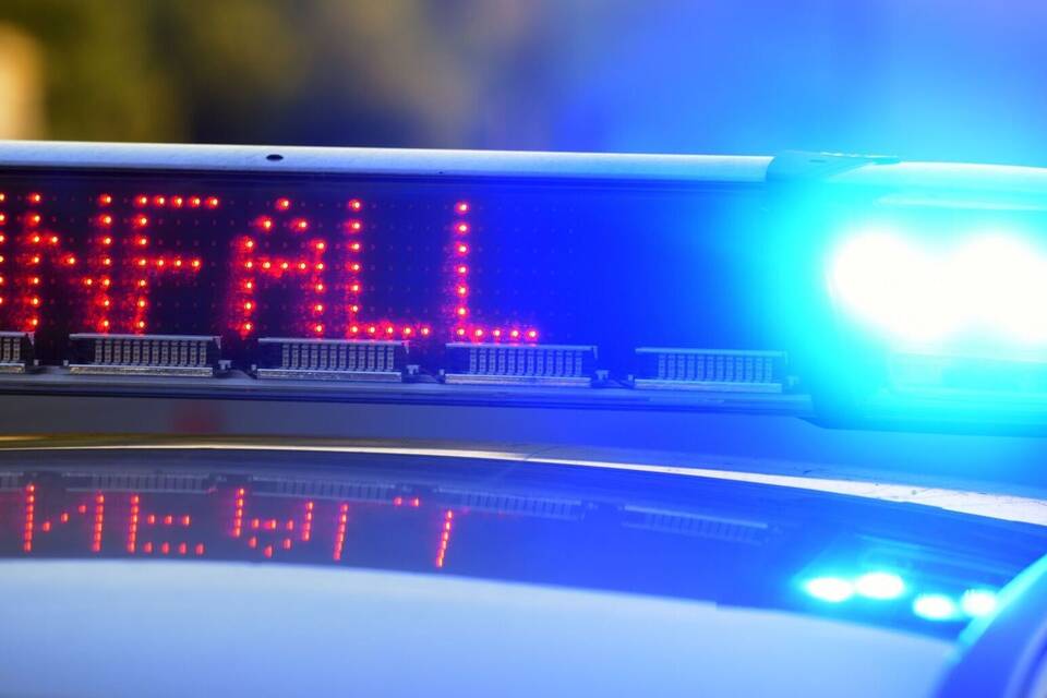 Symbolbild - Polizei sichert Unfallstelle Symbolbild - Polizei sichert Unfallstelle