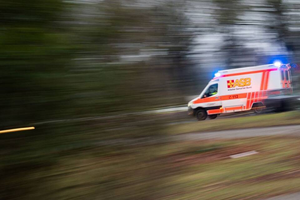 Rettungswagen mit Blaulicht Rettungswagen mit Blaulicht