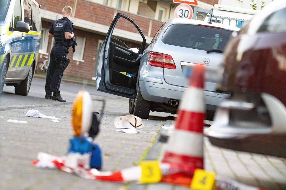 Unbekannter erschießt 32-Jährigen in Köln - Täter flüchtig Unbekannter erschießt 32-Jährigen in Köln - Täter flüchtig
