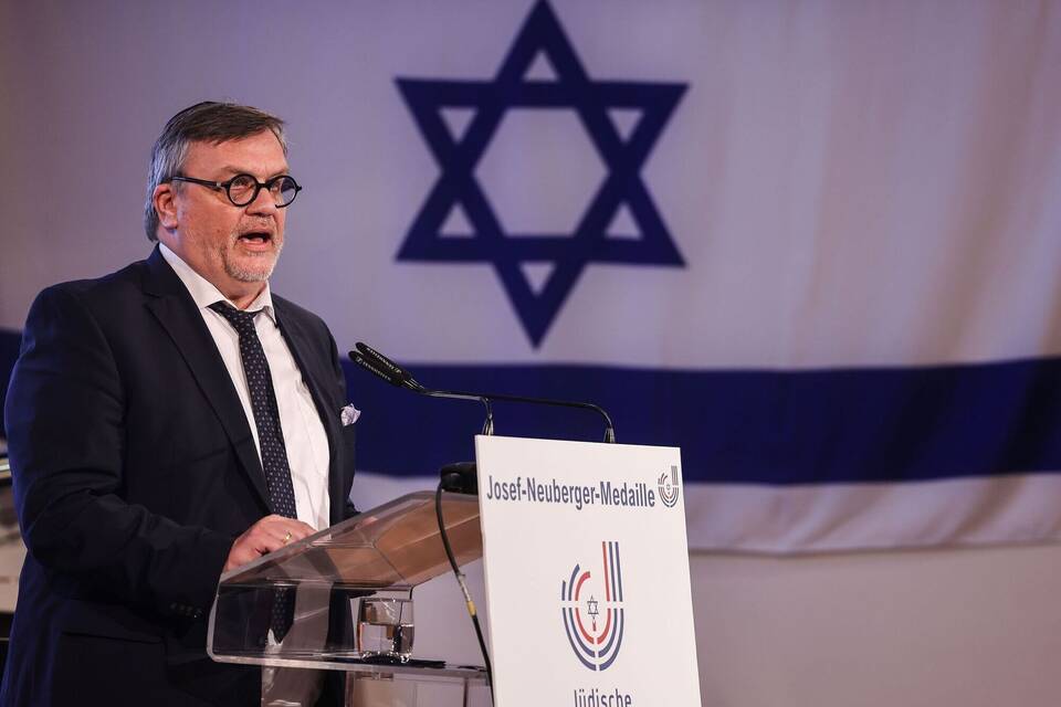 Hape Kerkeling bei einer Rede in einer Synagoge. Hape Kerkeling bei einer Rede in einer Synagoge.