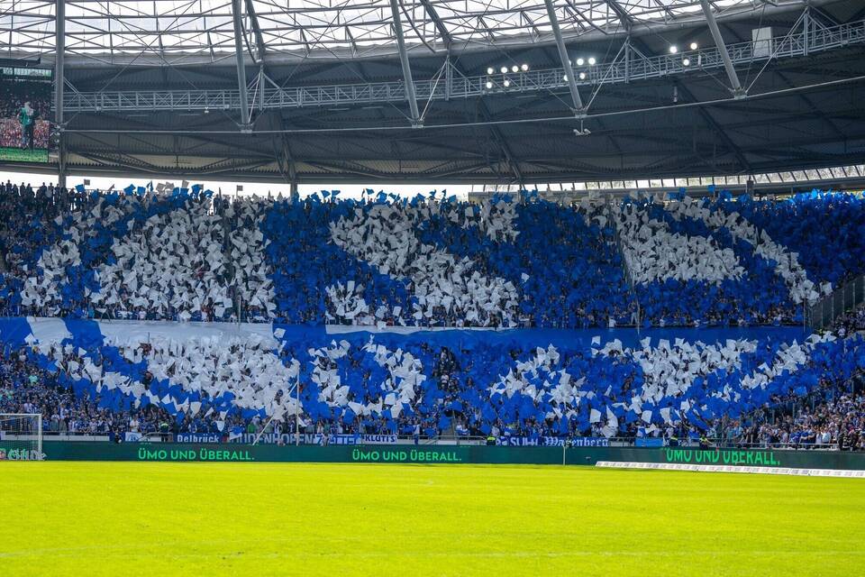 Fans von Schalke 04 bilden das Vereinswappen