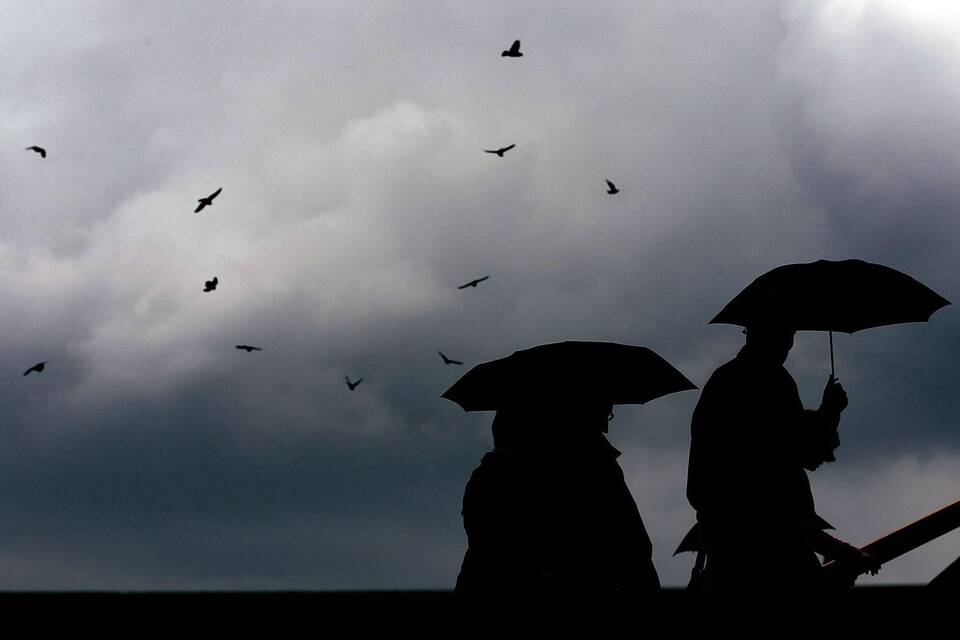 Passanten mit Regenschirmen Passanten mit Regenschirmen