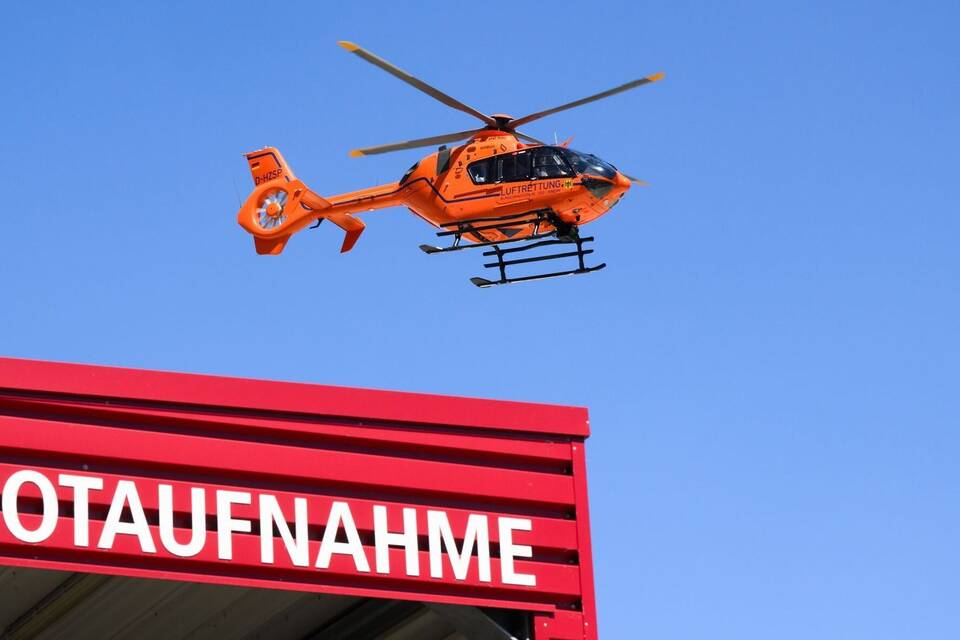 Ein Rettungshubschrauber fliegt über eine Notaufnahme Ein Rettungshubschrauber fliegt über eine Notaufnahme