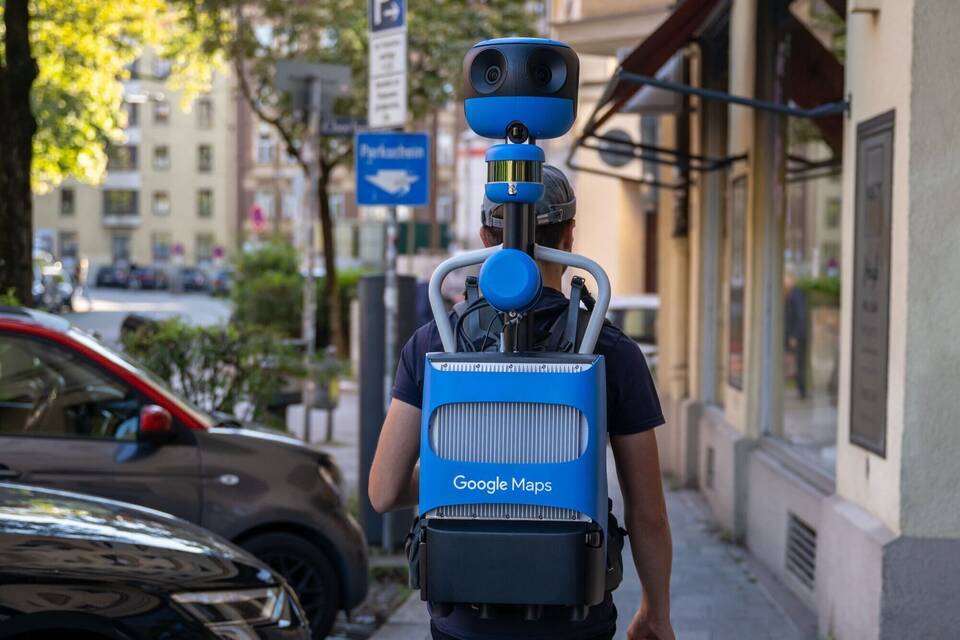Mann mit Google-Maps-Rucksack Mann mit Google-Maps-Rucksack