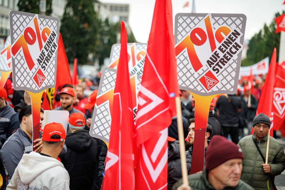 Metaller fordern sieben Prozent mehr Lohn Metaller fordern sieben Prozent mehr Lohn