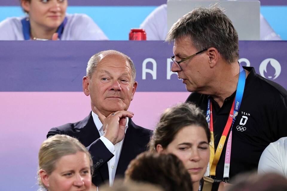 DOSB-Chef Thomas Weikert (r.) mit Bundeskanzler Olaf Scholz