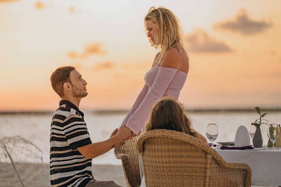 GZSZ-Star Timur Ülker macht Freundin Antrag am Strand GZSZ-Star Timur Ülker macht Freundin Antrag am Strand