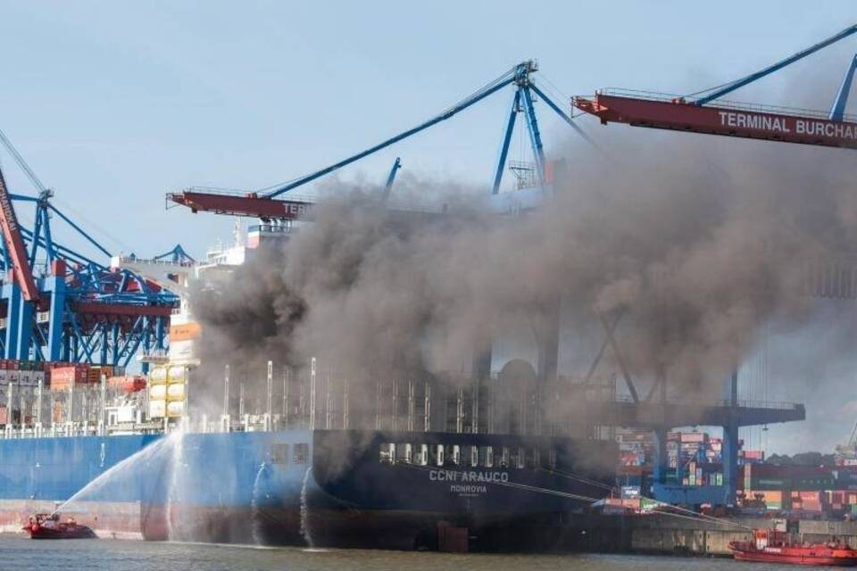 Brand auf Containerschiff