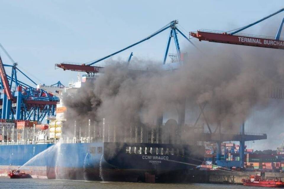 Brand auf Containerschiff Brand auf Containerschiff