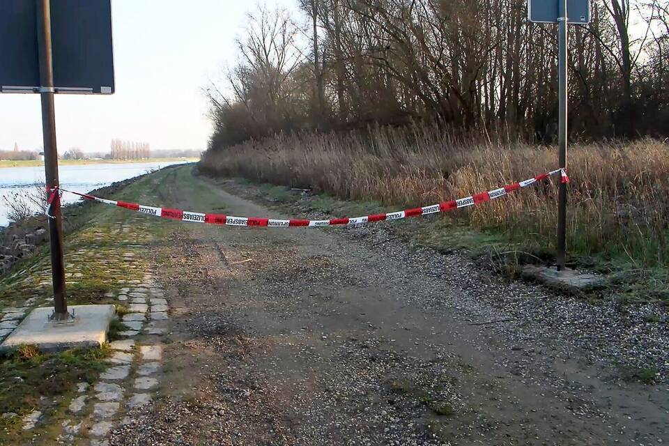 Leiche einer Frau am Rhein gefunden Leiche einer Frau am Rhein gefunden