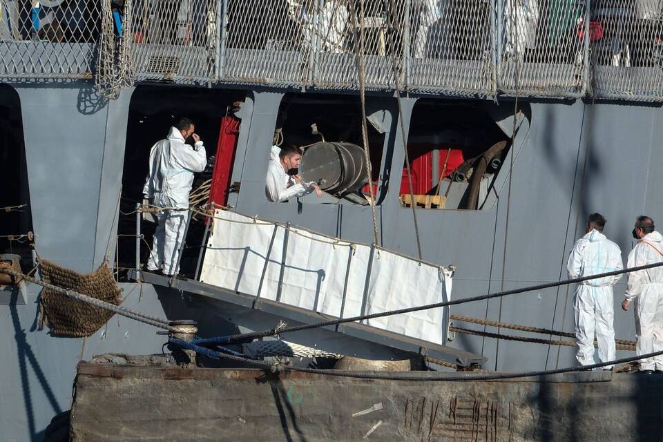 Schiff der italienischen Marine mit Flüchtlingen in Albanien Schiff der italienischen Marine mit Flüchtlingen in Albanien