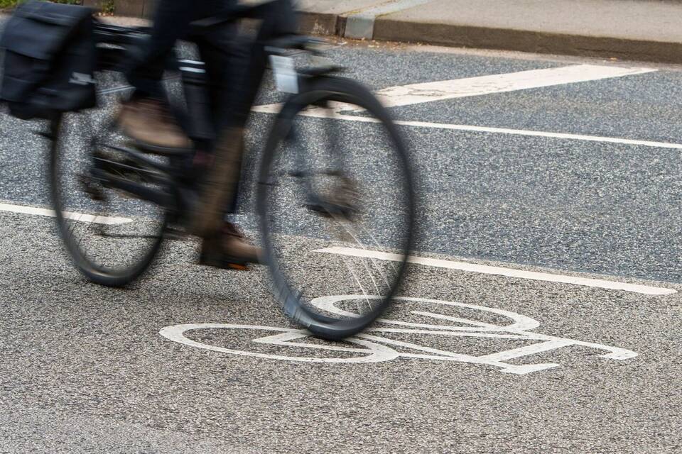 Fahrrad-Piktogramme auf Fahrbahnen Fahrrad-Piktogramme auf Fahrbahnen