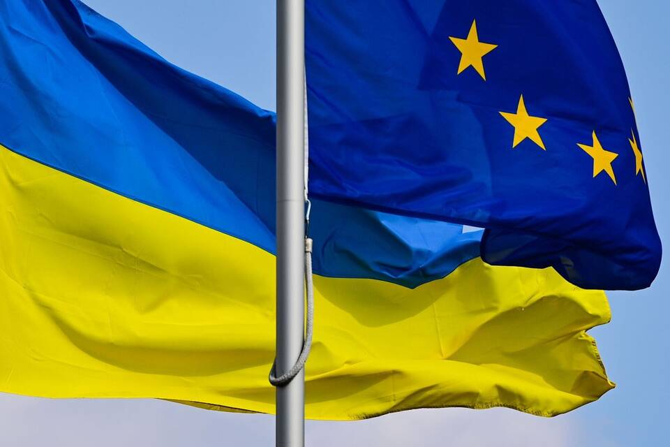 Fahnen der Ukraine und EU Fahnen der Ukraine und EU