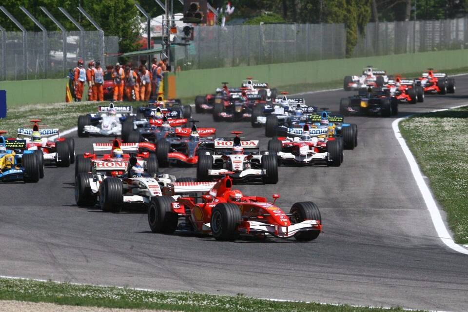 Michael Schumacher 2006 an der Spitze des Feldes in San Marino