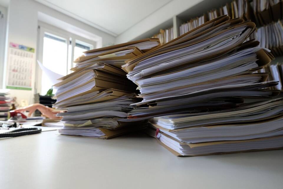 Aktenordner stapeln sich Aktenordner stapeln sich