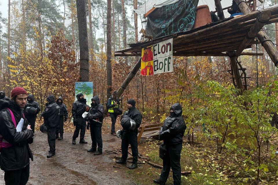 Polizei-Einsatz im Tesla-Protestcamp in Grünheide Polizei-Einsatz im Tesla-Protestcamp in Grünheide