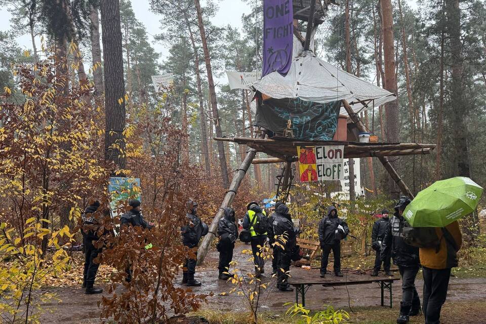 Polizei-Einsatz im Tesla-Protestcamp in Grünheide Polizei-Einsatz im Tesla-Protestcamp in Grünheide