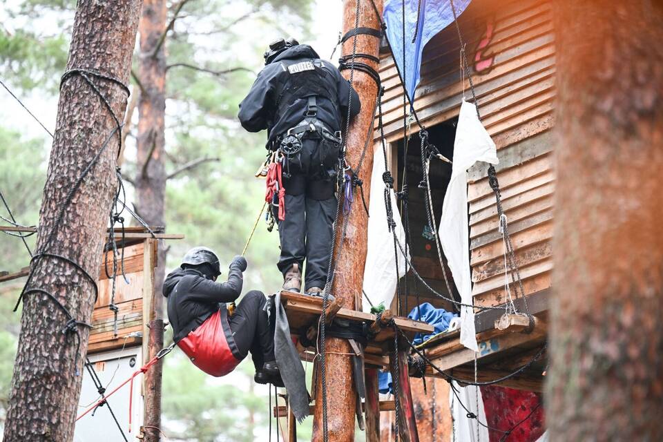 Polizei-Einsatz im Tesla-Protestcamp in Grünheide Polizei-Einsatz im Tesla-Protestcamp in Grünheide