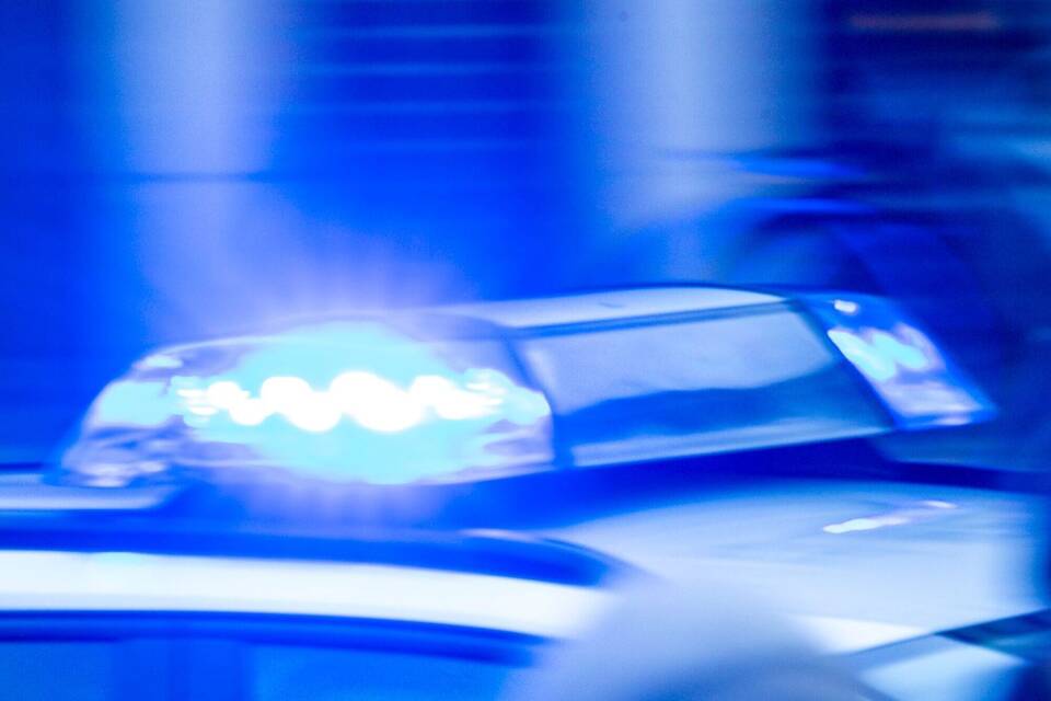 Ein Streifenwagen der Polizei ist mit Blaulicht im Einsatz Ein Streifenwagen der Polizei ist mit Blaulicht im Einsatz