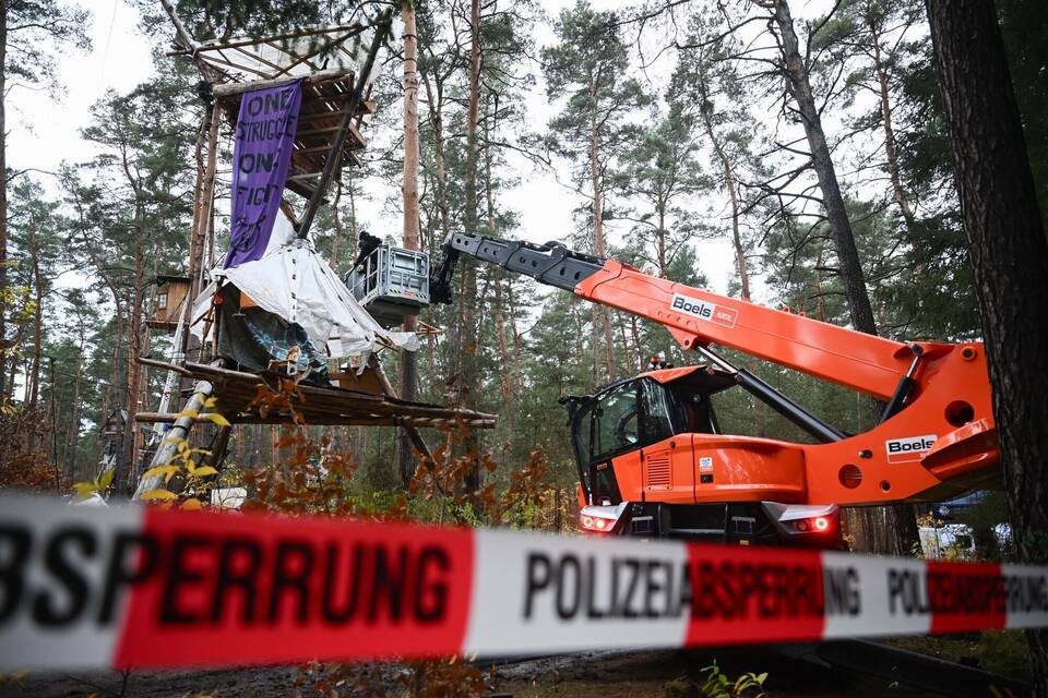 Räumung Tesla-Protestcamp in Grünheide Räumung Tesla-Protestcamp in Grünheide