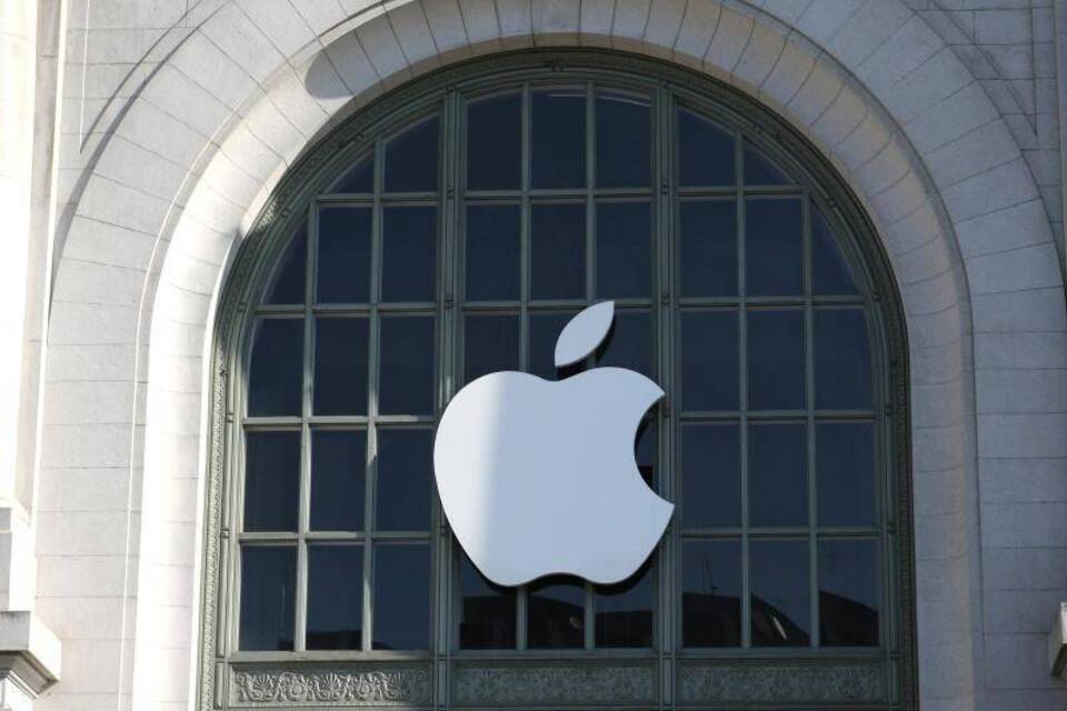 Apple Apple