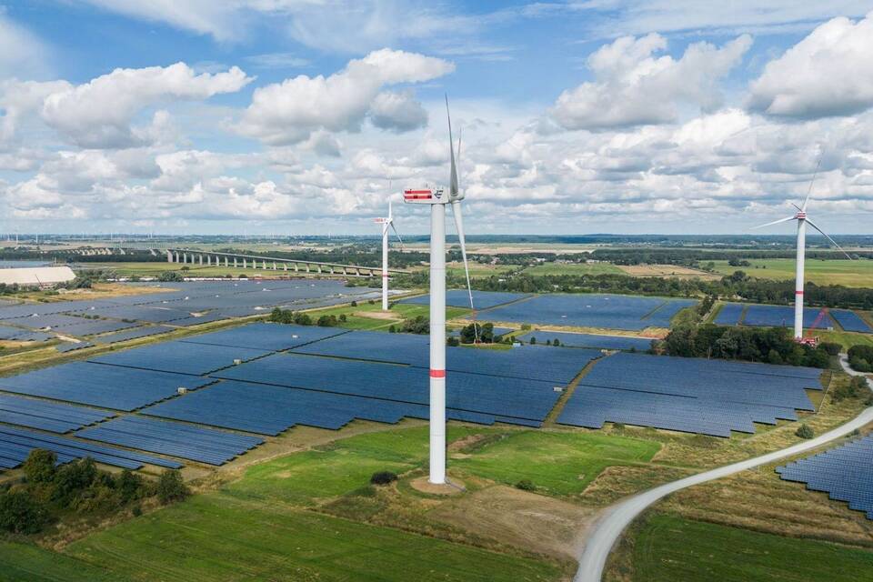 Solarpark und Windkraftanlagen Solarpark und Windkraftanlagen