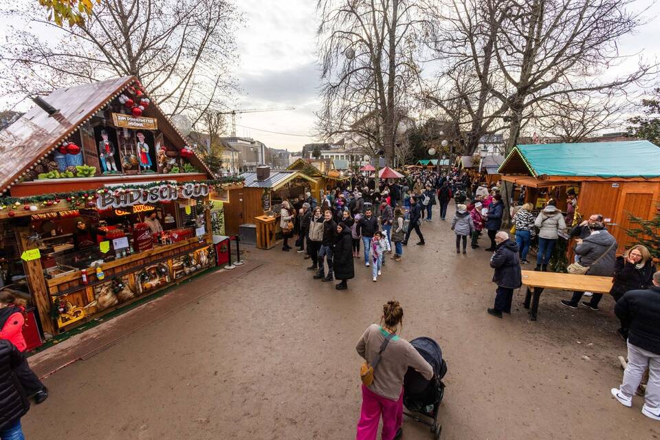 Glühwein bei mildem Herbstwetter in Südbaden Glühwein bei mildem Herbstwetter in Südbaden