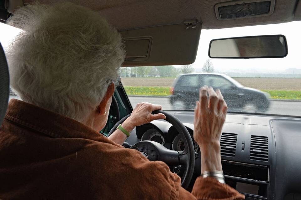 Ältere Person im Auto Ältere Person im Auto