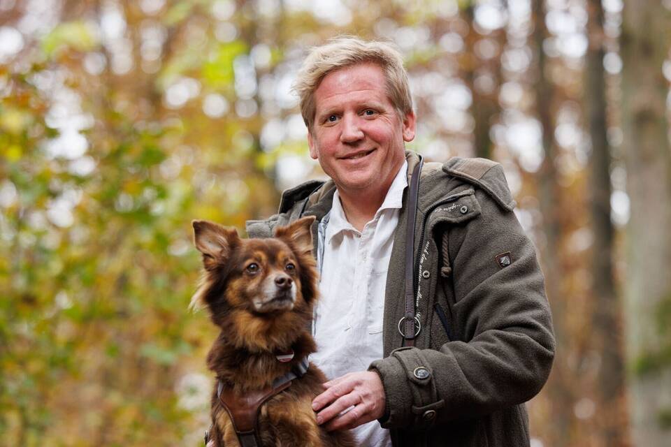 Trauerredner Henrick Clausing mit Therapiehund Trauerredner Henrick Clausing mit Therapiehund