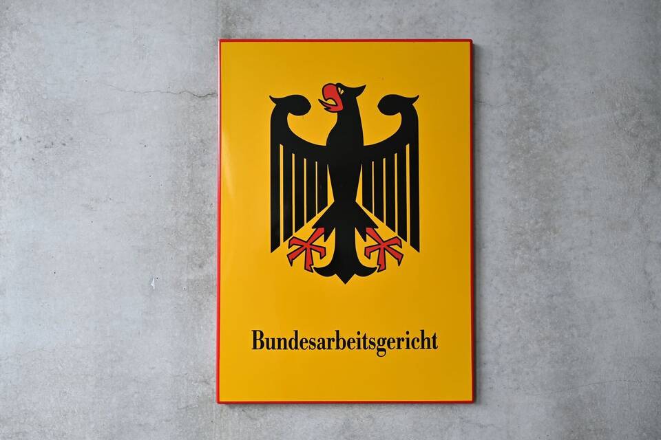"Bundesarbeitsgericht" steht auf dem Behördenschild am Eingang "Bundesarbeitsgericht" steht auf dem Behördenschild am Eingang