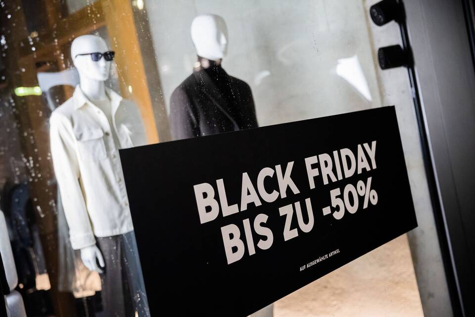 Viele Geschäfte locken zum Black Friday mit großen Aufschriften. Viele Geschäfte locken zum Black Friday mit großen Aufschriften.