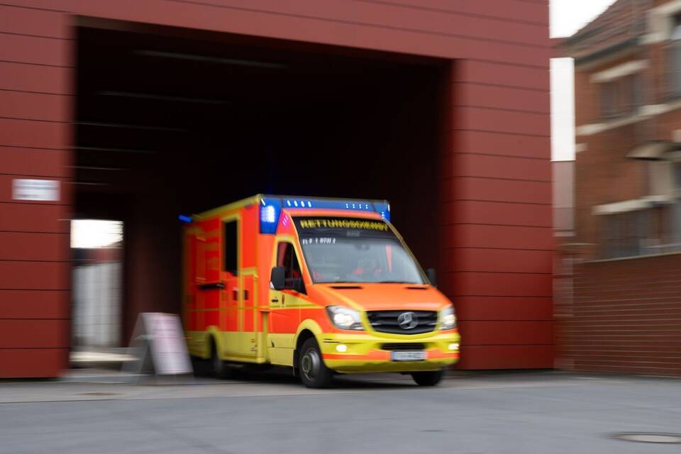 Ein Rettungswagen brachte den Verletzten in eine Klinik.