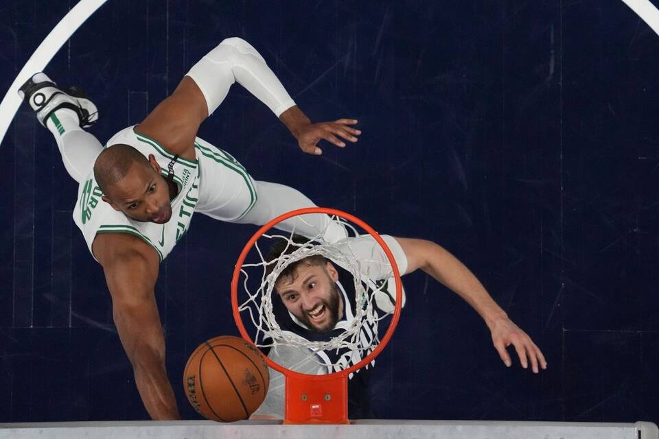 Maxi Kleber (r) Maxi Kleber (r)