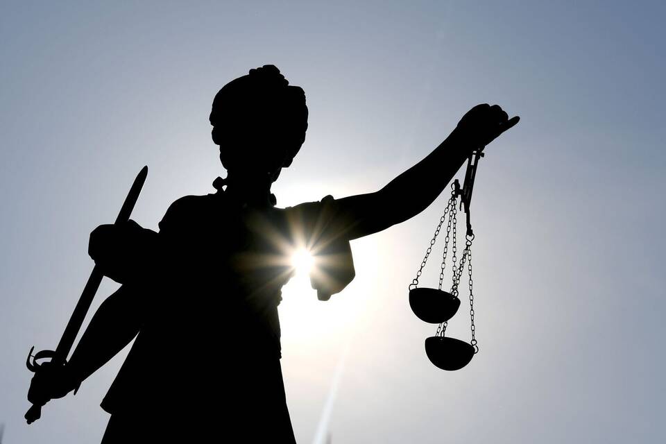 Justizia im Gegenlicht Justizia im Gegenlicht