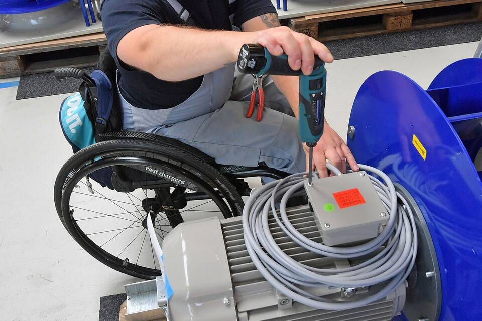 Im Rollstuhl am Arbeitsplatz Im Rollstuhl am Arbeitsplatz