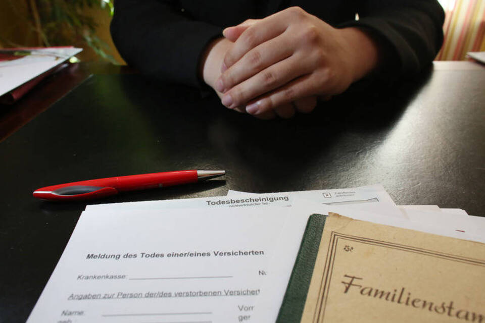 Papierkram und Trauer: Das ist beim Tod eines Angehörigen zu tun Papierkram und Trauer: Das ist beim Tod eines Angehörigen zu tun