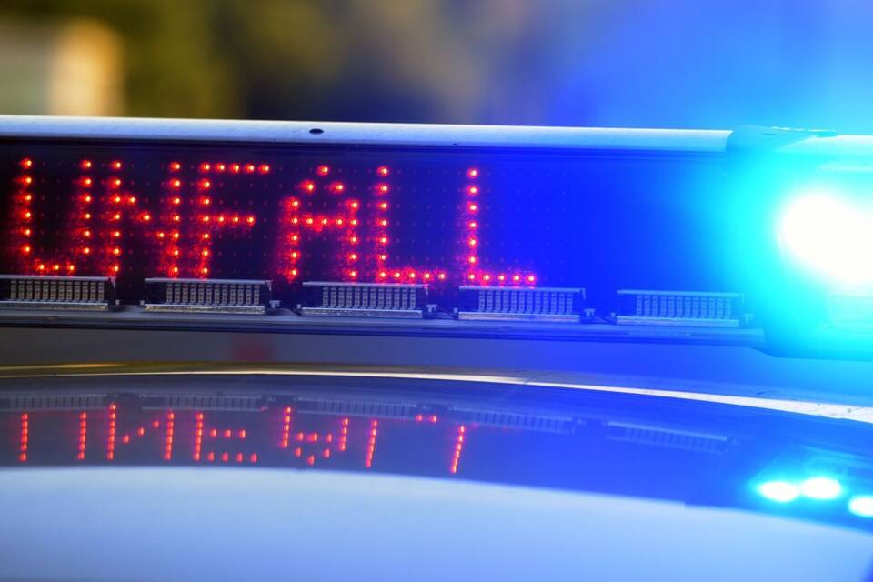 Polizei sichert Unfallstelle Polizei sichert Unfallstelle
