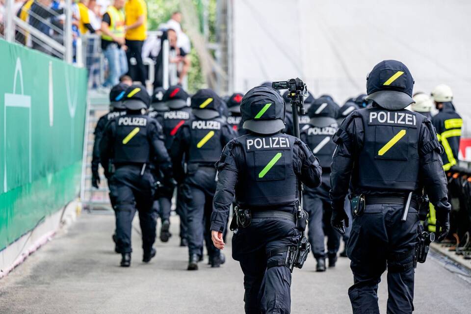 Polizeieinsatz bei Fußballspielen Polizeieinsatz bei Fußballspielen