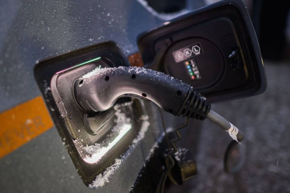 Elektroauto lädt im Winter an einer Ladesäule Elektroauto lädt im Winter an einer Ladesäule