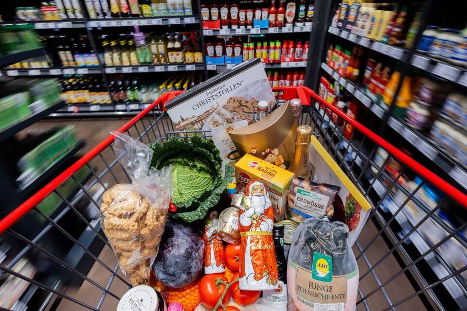 Weihnachtseinkauf im Supermarkt Weihnachtseinkauf im Supermarkt