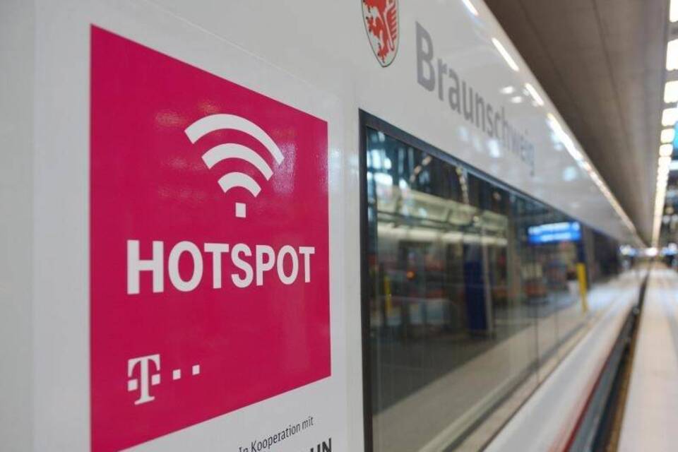 Hotspot-Zeichen an einem Zug Hotspot-Zeichen an einem Zug