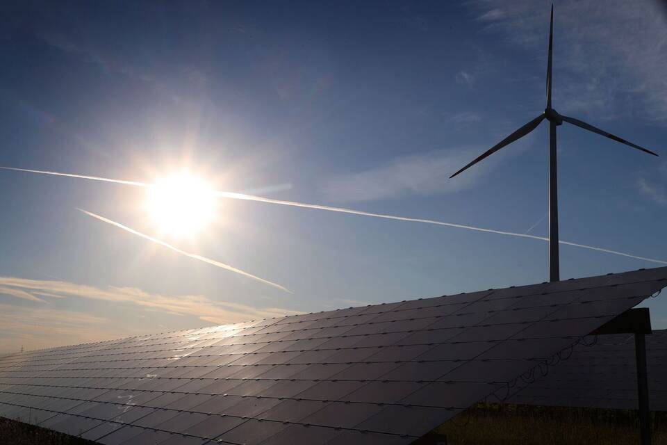 Windrad hinter Solarkraftanlage Windrad hinter Solarkraftanlage
