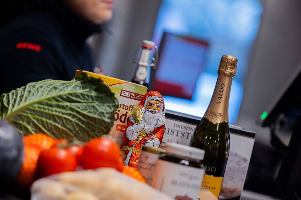 Weihnachtseinkauf im Supermarkt Weihnachtseinkauf im Supermarkt
