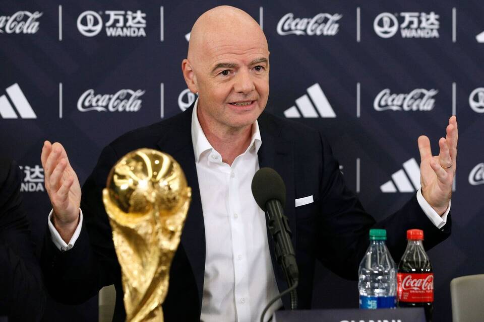 FIFA-Präsident Gianni Infantino mit WM-Pokal
