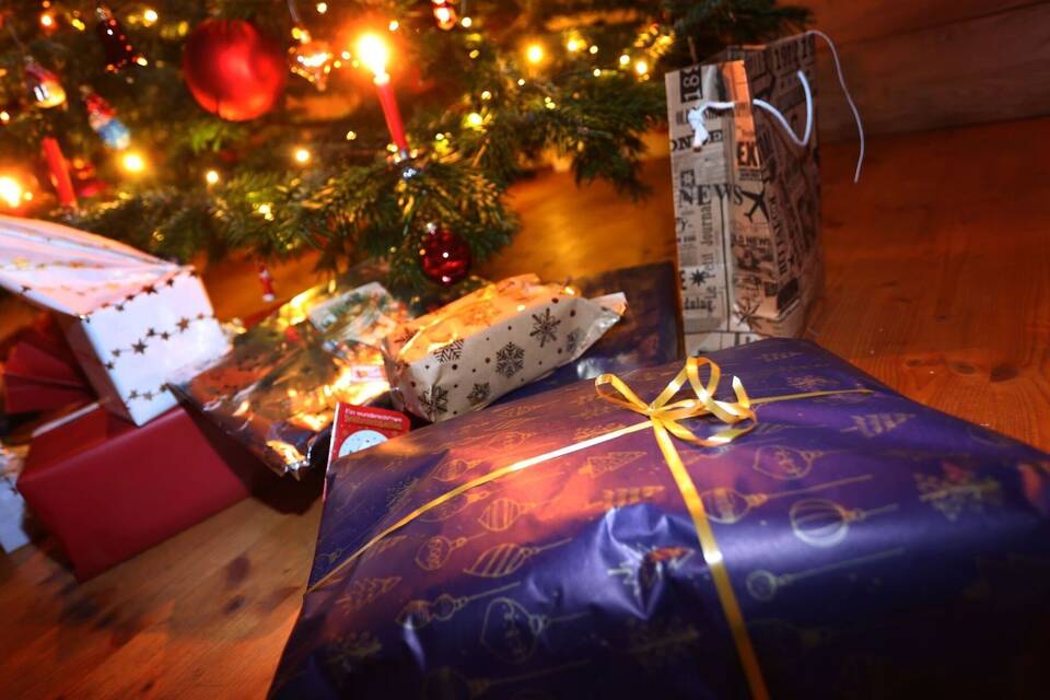 Geschenke unter Weihnachtsbaum Geschenke unter Weihnachtsbaum