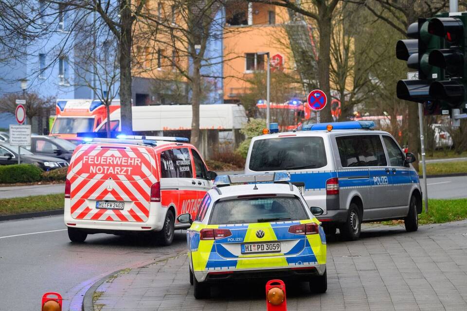 Großeinsatz in Hildesheim - Mann verbarrikadiert sich in Wohnung Großeinsatz in Hildesheim - Mann verbarrikadiert sich in Wohnung