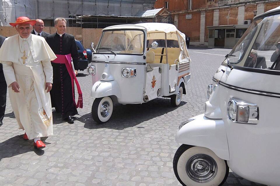 Papst Benedikt XVI. mit Piaggio Ape Papst Benedikt XVI. mit Piaggio Ape